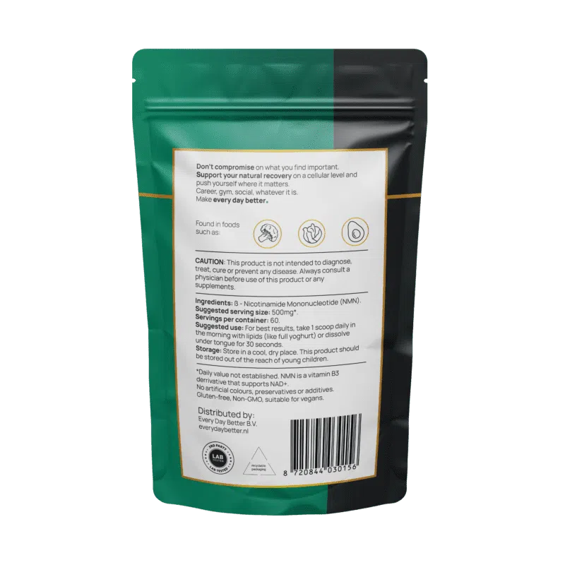 Een zwart-groene hersluitbare zak met een wit etiket. Het etiket bevat tekst over productvoordelen, waarschuwingen, een ingrediëntenlijst met Every Day Better® NMN poeder (Nicotinamide Mononucleotide) | 30 gram | >99,5% puur | Ondersteunt cellulaire energie (NAD+), anti-aging en versnellt herstel, aanbevolen gebruik, bewaarinstructies en een barcode.