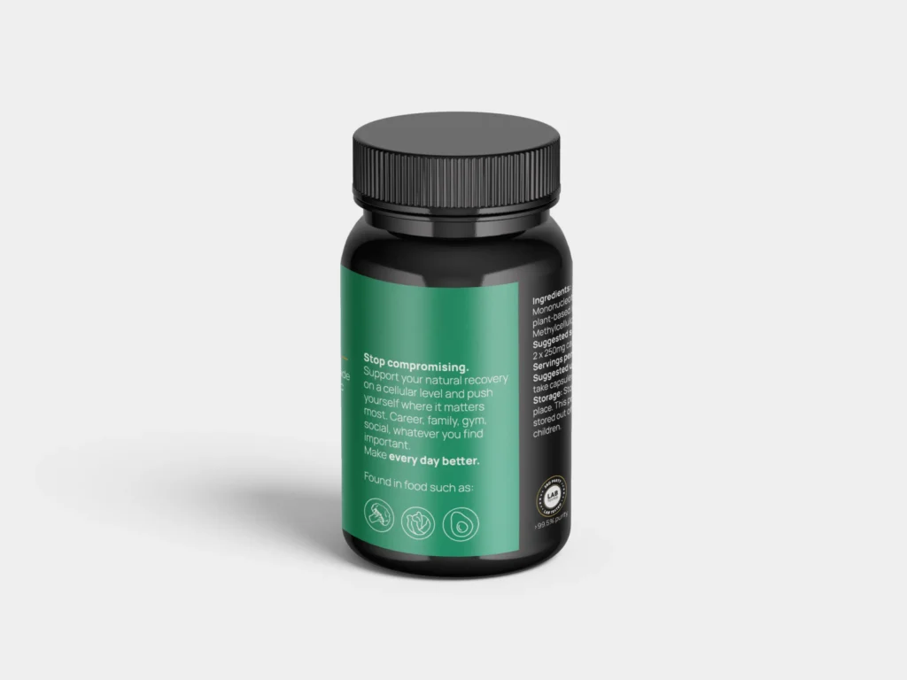 Een zwarte fles met een groen label met tekst over het ondersteunen van natuurlijk herstel en welzijn met Every Day Better® NMN-capsules. Het label toont ook voedselpictogrammen en voordelen, wat het belang van dagelijkse gezondheid benadrukt. De dop van de fles is zwart en de achtergrond is wit. Elke capsule bevat 250 mg NMN met meer dan 99,5% zuiverheid voor optimale NAD+-ondersteuning, anti-agingvoordelen en versneld herstel.