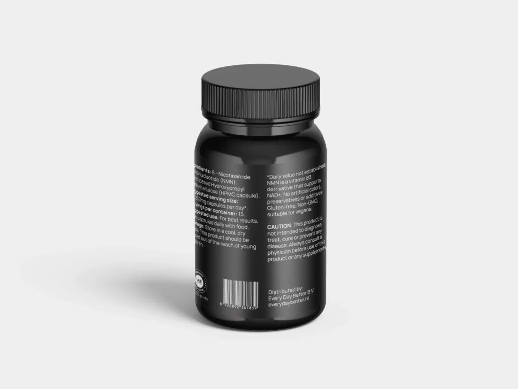 Een zwarte fles met een zwarte dop heeft etiketten met details over Every Day Better® NMN-capsules. De tekst op de etiketten bevat productbeschrijving, actieve ingrediënten, gebruiksaanwijzingen en waarschuwingen. De fles staat rechtop op een witte achtergrond.