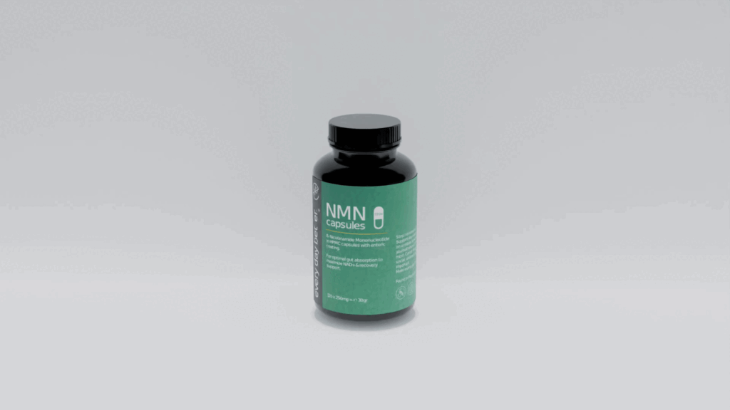 Draaiende NMN capsules van Everyday Better, tonen de hoogwaardige supplementen voor energieboost en celverjonging.