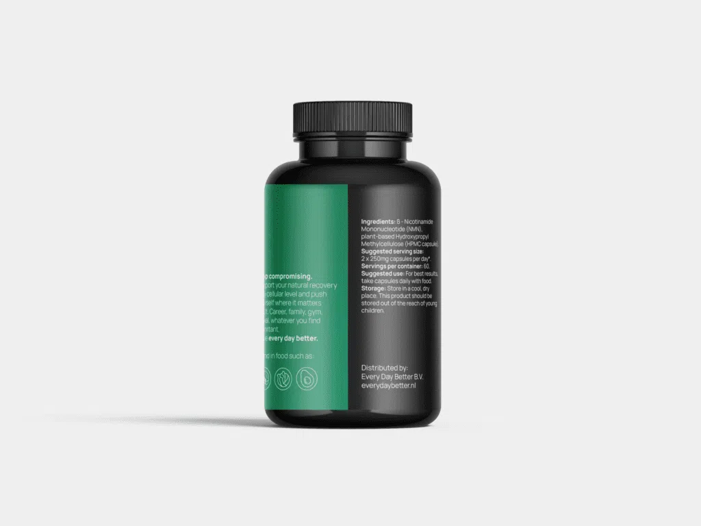 Een zwarte fles met een groen etiket en zwarte dop bevat de productnaam "Enterisch Gecoate NMN capsules | 120x250mg | >99.5% Zuiver | Optimale opname voor NAD+ ondersteuning, anti-aging en snelt herstel." Het etiket vermeldt ingrediënten en productinformatie in witte tekst, wat de inhoud van NMN capsules aangeeft die zijn ontworpen voor voedingssupplementen. Distributiegegevens zijn zichtbaar aan de onderkant van het etiket. De achtergrond is wit.