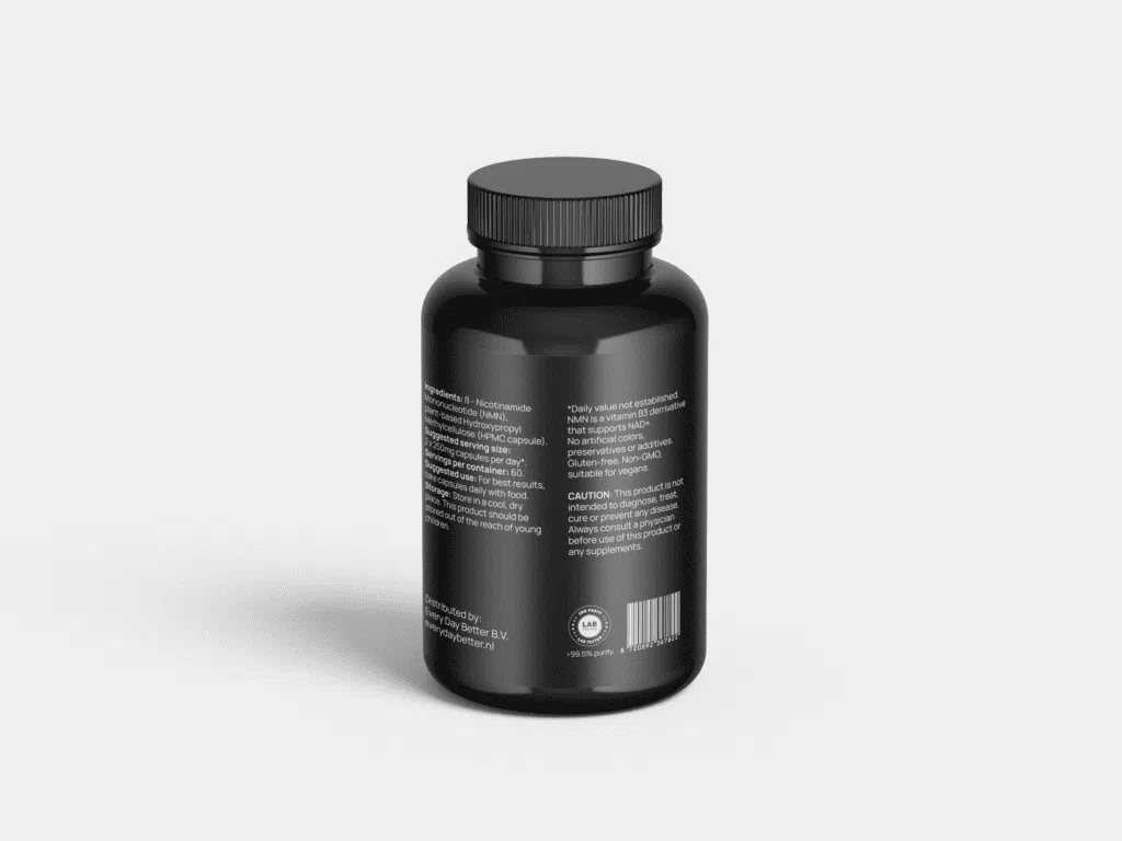 Een zwarte fles met een schroefdop, die waarschijnlijk Enterisch Gecoate NMN-capsules (120x250 mg) bevat voor optimale NAD+-ondersteuning, anti-agingvoordelen en versneld herstel, wordt weergegeven tegen een effen witte achtergrond. Hoewel het etiket tekst en waarschuwingen bevat, zijn de details niet duidelijk leesbaar.