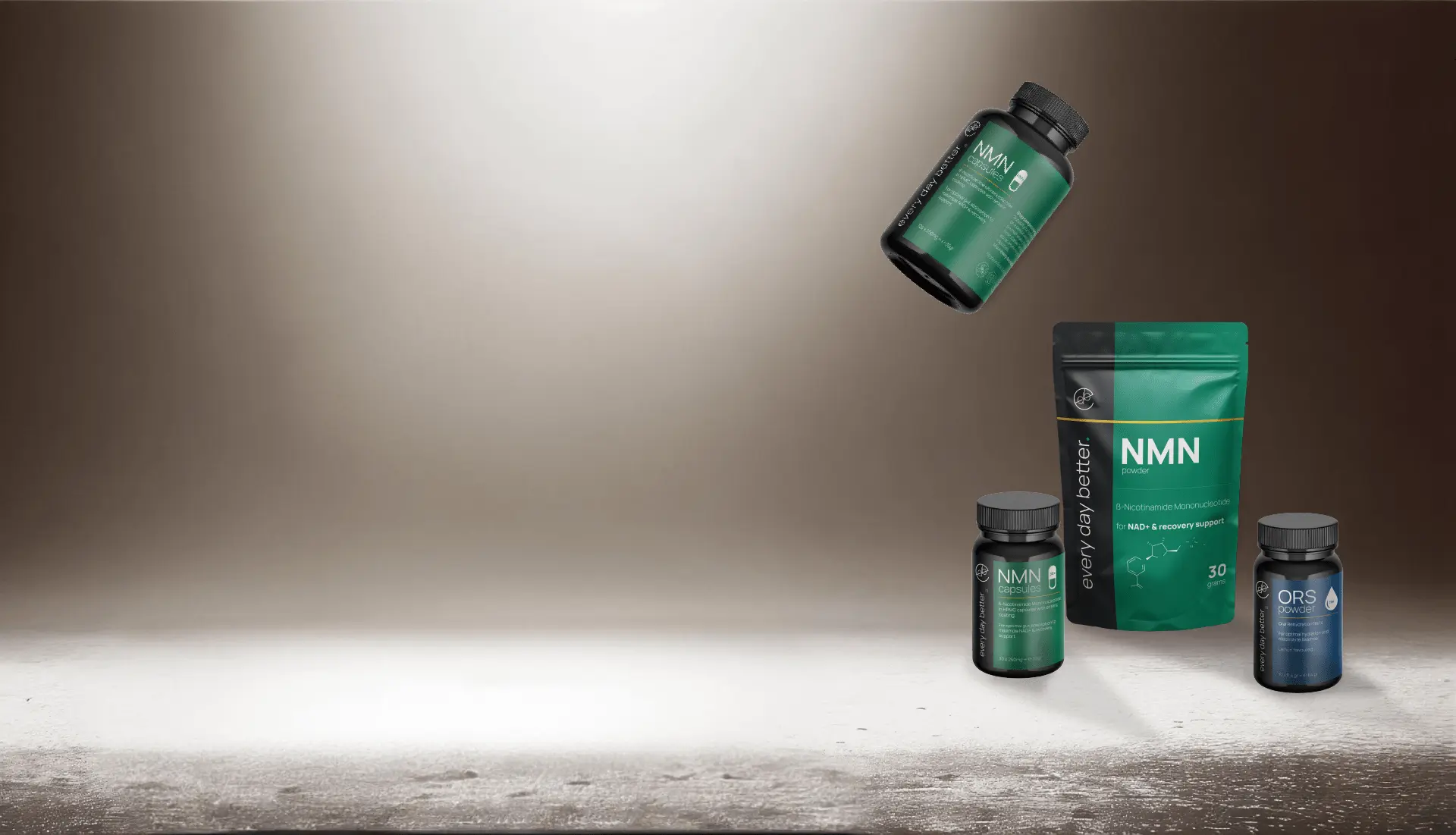 Een groep verpakkingen van voedingssupplementen wordt getoond tegen een bruine achtergrond met een gradiënt. De producten omvatten flessen en een zakje met het label "NMN" en "ORS". Eén NMN-fles zweeft boven de andere, wat de aandacht vestigt op de premiumkwaliteit.