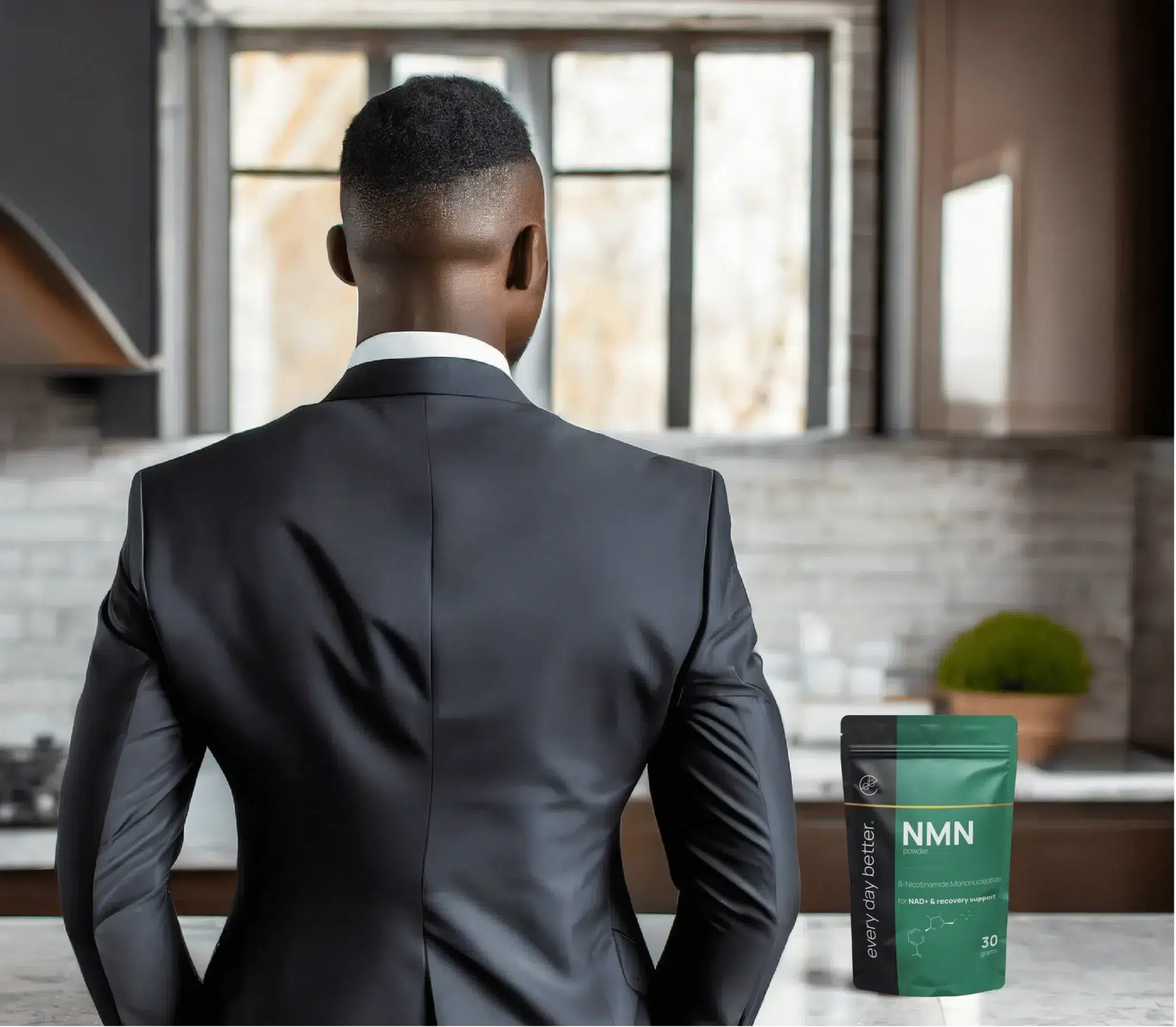 Man in maatpak staart vooruit in moderne keuken met NMN-supplement van EveryDayBetter.nl op het aanrecht, als visuele metafoor voor de kracht van NMN en ChatGPT in een toekomstgerichte en gezonde levensstijl.