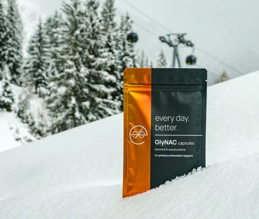GlyNAC voordelen: de nieuwe premium antioxidant boost die binnenkort beschikbaar is bij Every Day Better - Every Day Better GlyNAC capsules in de sneeuw
