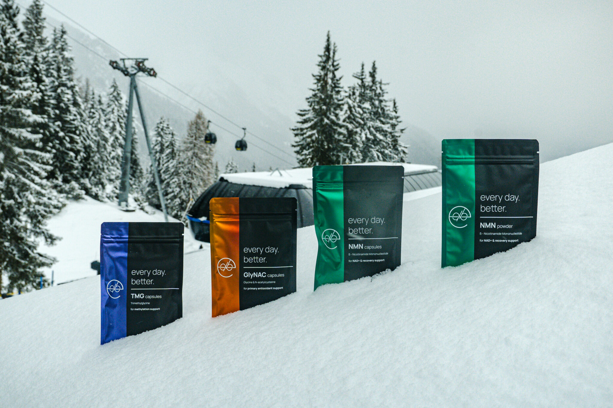Bekijk alle Every Day Better Longevity en vitaliteit supplementen naast elkaar in de sneeuw
