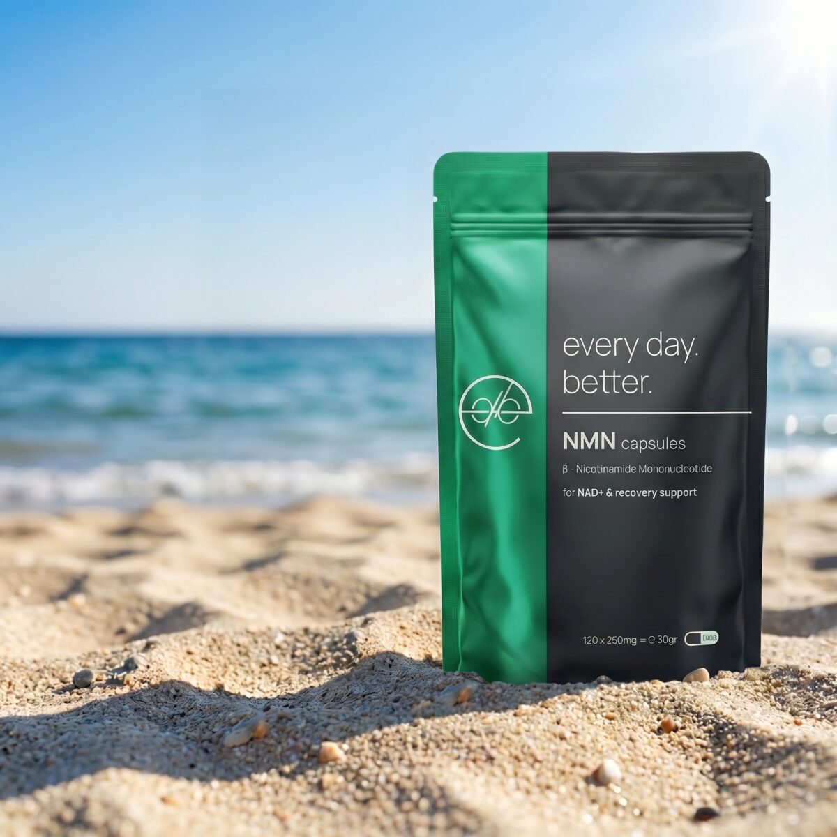 NMN capsules 120 stuks van Every Day Better op zandstrand met blauwe zee en zonnige lucht – zuurresistente capsules in groene pouch